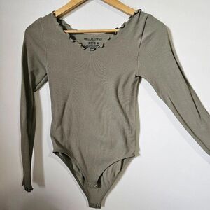 EUC WALLFLOWER INSTASMOOTH RIBBED LETTUCE HEM OLIVE BODYSUIT SIZE M